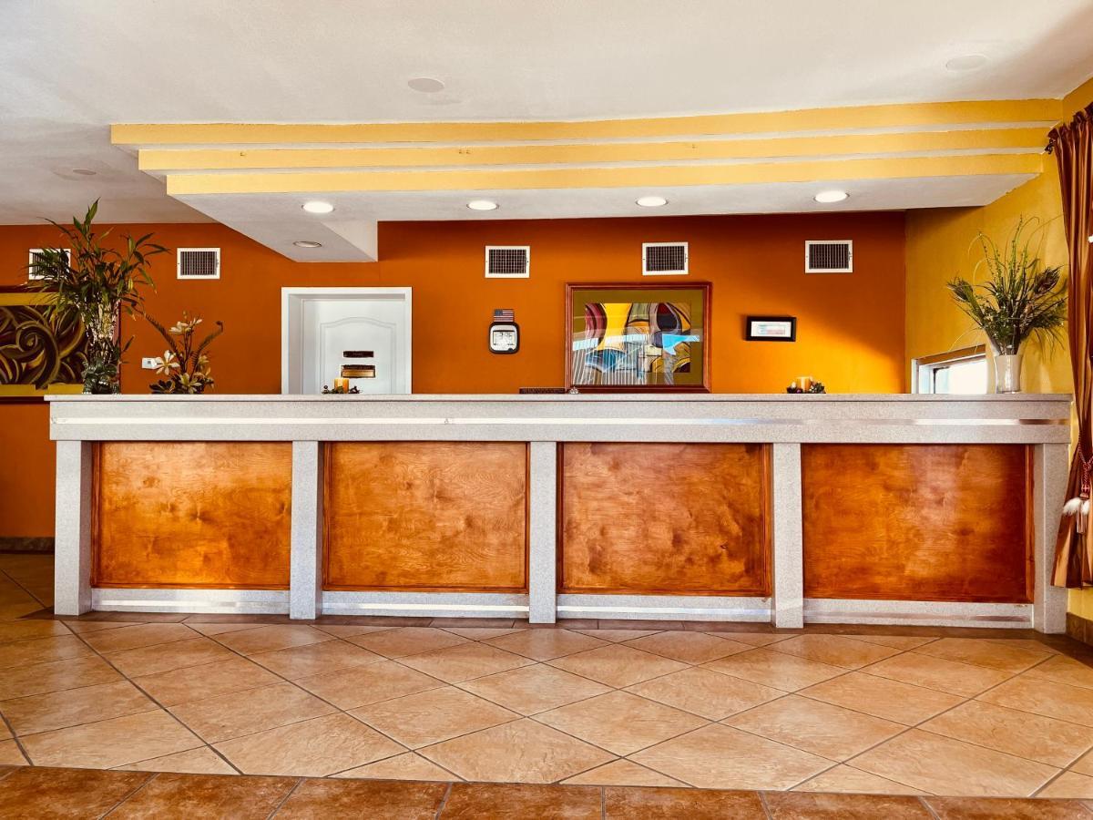 Econo Lodge Del Rio Exterior photo